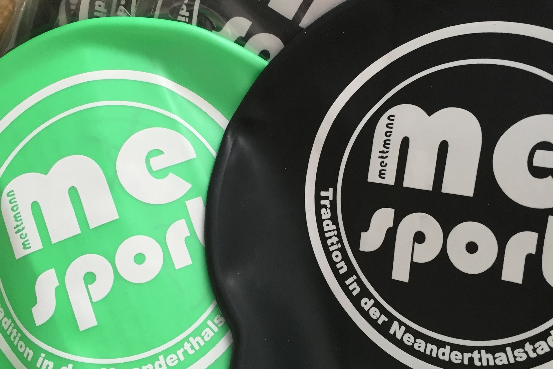 Schwimmkappen in Grün und Schwarz mit Hinweis auf 10 Stück, verpackt in einer Box.