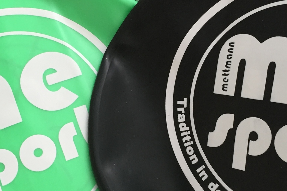 Schwimmkappen in Grün und Schwarz mit Hinweis auf 10 Stück, verpackt in einer Box.