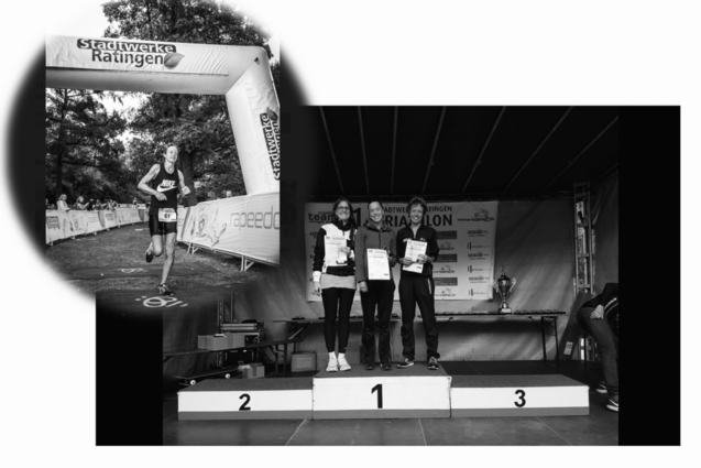 Triathlet l&auml;uft unter dem Zielbogen vorbei; Sieger stehen auf dem Podium mit Urkunden in der Hand.