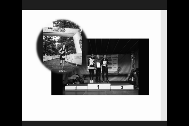 Triathlet läuft unter dem Zielbogen vorbei; Sieger stehen auf dem Podium mit Urkunden in der Hand.