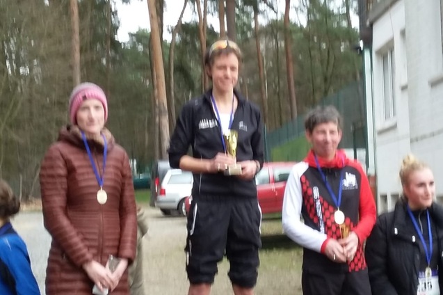 Vier Teilnehmerinnen stehen auf dem Siegerehrungs-Podest, eine hält einen Pokal, alle mit Medaillen um den Hals.