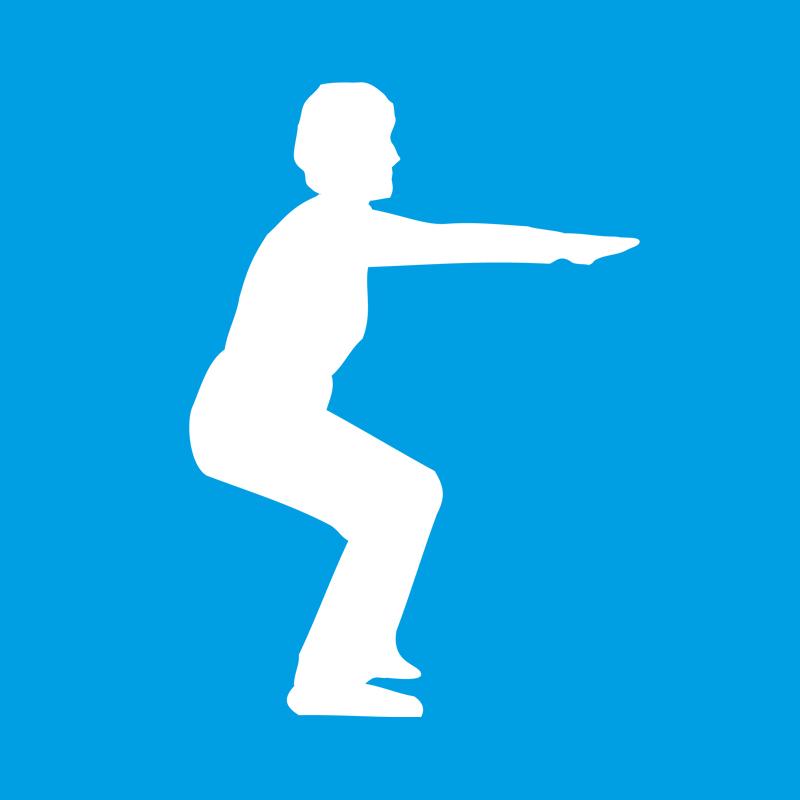 Hellblauer Hintergrund mit einer Frau die Gymnastikübungen macht.