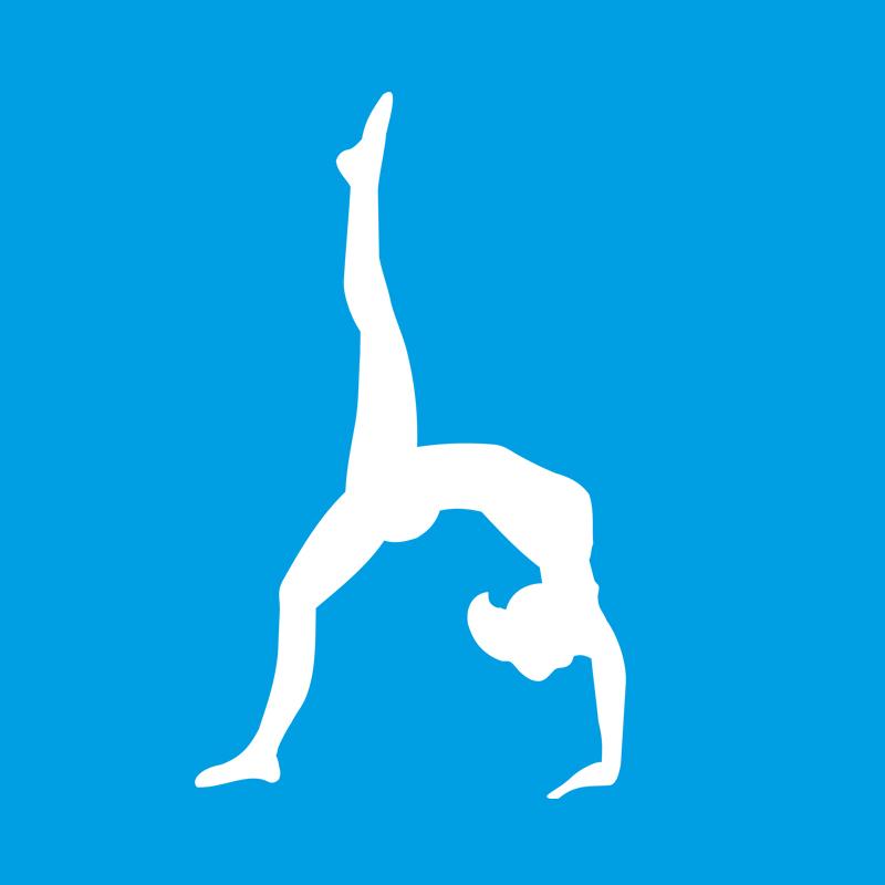 Hellblauer Hintergrund mit einer Frau die Gymnastikübungen macht.