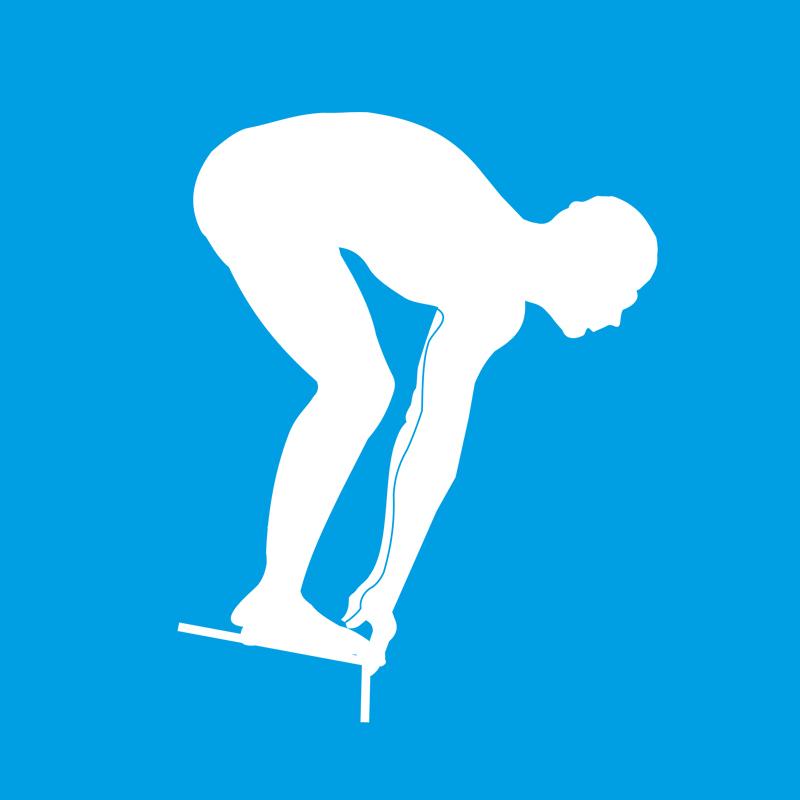 Hellblauer Hintergrund mit einer weißen Silhouette (männlich), die auf einem Schwimm Startblock steht und auf den Start wartet.