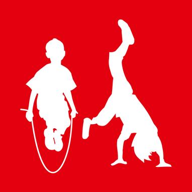 Roter Hintergrund mit zwei weißen Silhouetten (männlich & weiblich). Der Junge springt Seil und das Mädchen macht einen Handstand.