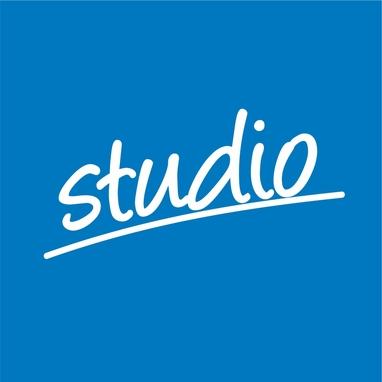 Blauer Hintergrund mit dem Schriftzug Studio.