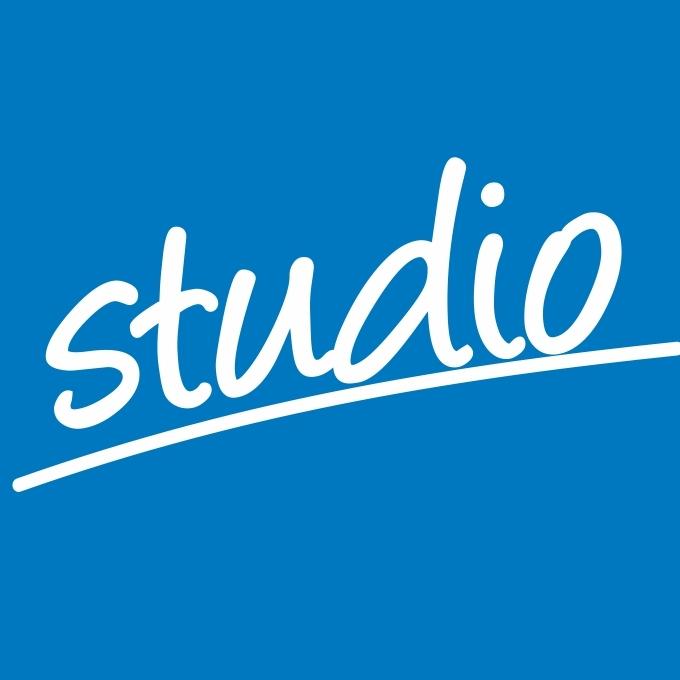 Blauer Hintergrund mit dem Schriftzug Studio.
