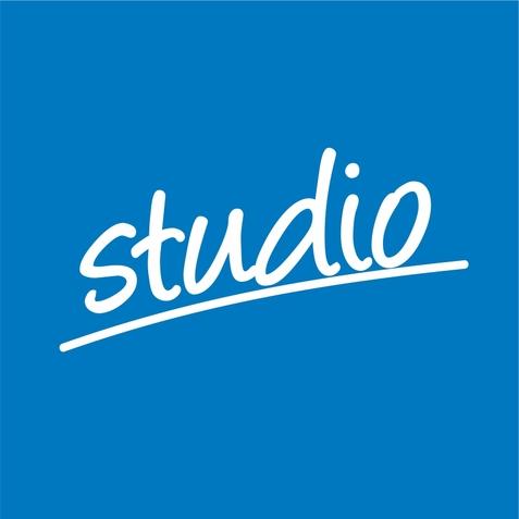 Blauer Hintergrund mit dem Schriftzug Studio.