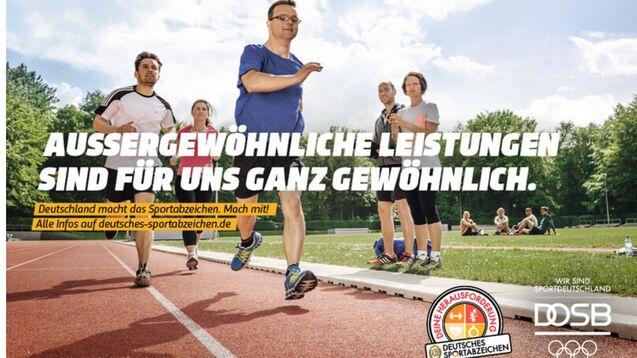 Gruppen von Sportlern auf einer Laufbahn, die für das Deutsche Sportabzeichen werben, mit Informationen zum Event.