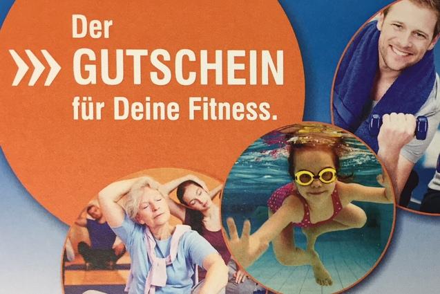 Gutschein für Fitness mit Bildern von Senioren im Yoga, jungen Frauen im Training und einem Kind beim Schwimmen.