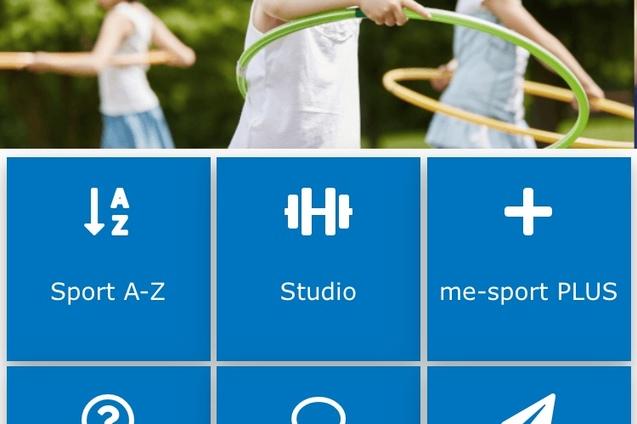 App-Oberfläche von Mettmann-Sport mit farbigen Kacheln und Kindern, die mit Hula-Hoops spielen, im Hintergrund.