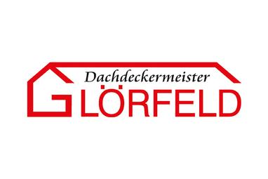 Logo von Dachdeckermeister Glörfeld, rote schriftliche Darstellung mit Dachsymbol über dem Text.