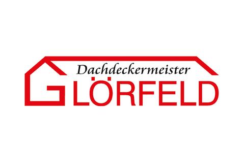 Logo von Dachdeckermeister Gl&ouml;rfeld, rote schriftliche Darstellung mit Dachsymbol &uuml;ber dem Text.