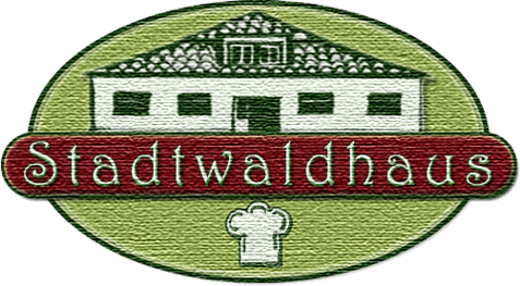 Logo des Stadtwaldhauses mit einem stilisierten Haus und einem Kochhut, umgeben von einem gr&uuml;nen Kreis und rotem Schriftzug.