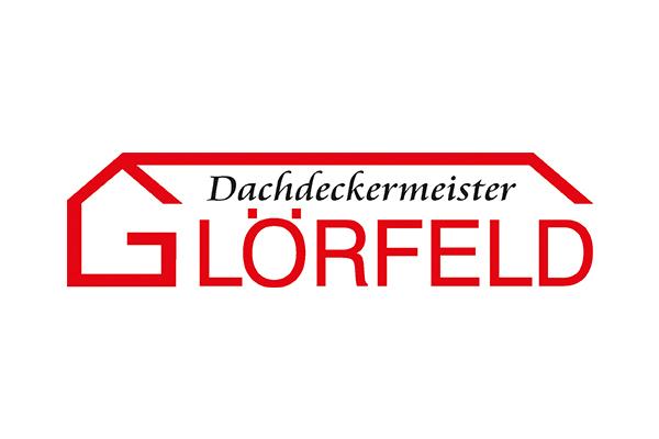 Logo von Dachdeckermeister Glörfeld, rote schriftliche Darstellung mit Dachsymbol über dem Text.