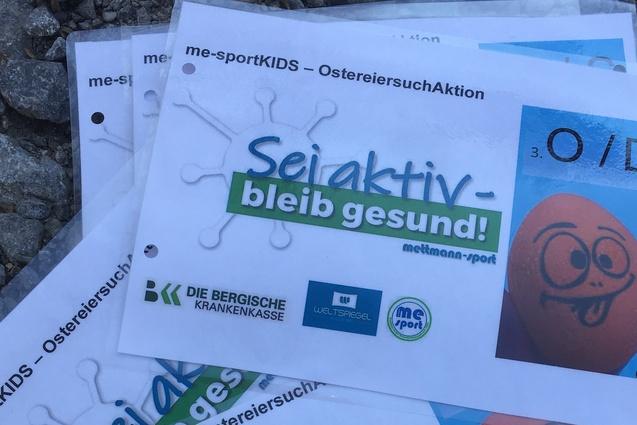 Stapels von Informationsbl&auml;ttern mit dem Text &bdquo;Sei aktiv &ndash; bleib gesund!&ldquo; und einer gezeichneten Ei-Figur.
