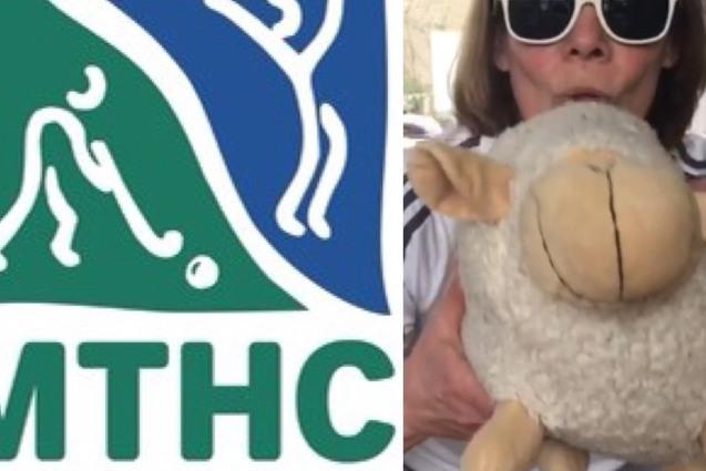 Logo des MTHC neben einer Frau mit Sonnenbrillen, die ein Pl&uuml;schschaf h&auml;lt und in die Kamera l&auml;chelt.