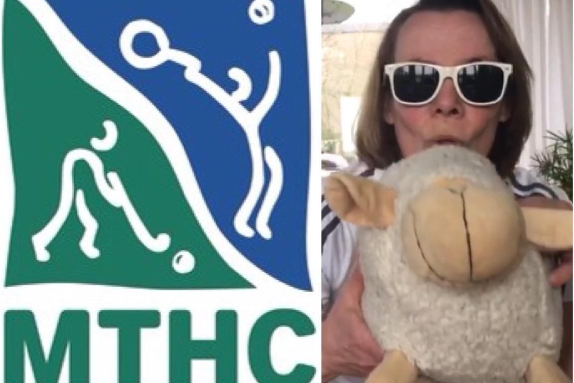 Logo des MTHC neben einer Frau mit Sonnenbrillen, die ein Plüschschaf hält und in die Kamera lächelt.