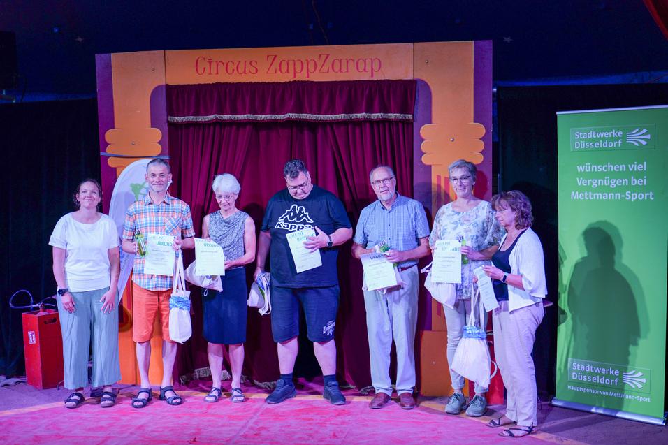 Gruppenfoto im Zirkuszelt.Insgesamt sind sechs Personen drauf abgebildet.