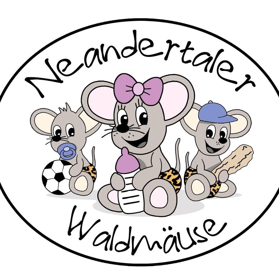 Drei cartoonhafte Mäuse mit Accessoires: eine mit Flasche und Schleife, eine mit Schnuller und Ball, eine mit Kappe und Stock.