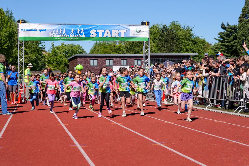 Sch&uuml;lerinnen die auf dem Sportplatz laufen