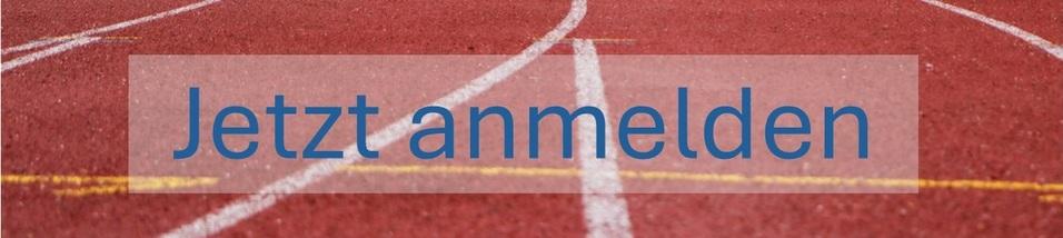 Grüne Laufbahn mit weißen und gelben Linien sowie dem Text „Jetzt anmelden“ in blauer Schrift auf transparentem Hintergrund.