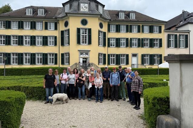 Wandergruppe vor dem Industriemuseum