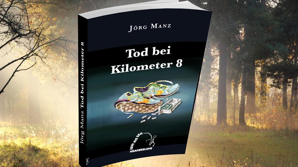Buchcover von "Tod bei Kilometer 8" von Jörg Manz, schwebend im Wald mit Sonnenstrahlen und nebligem Hintergrund.