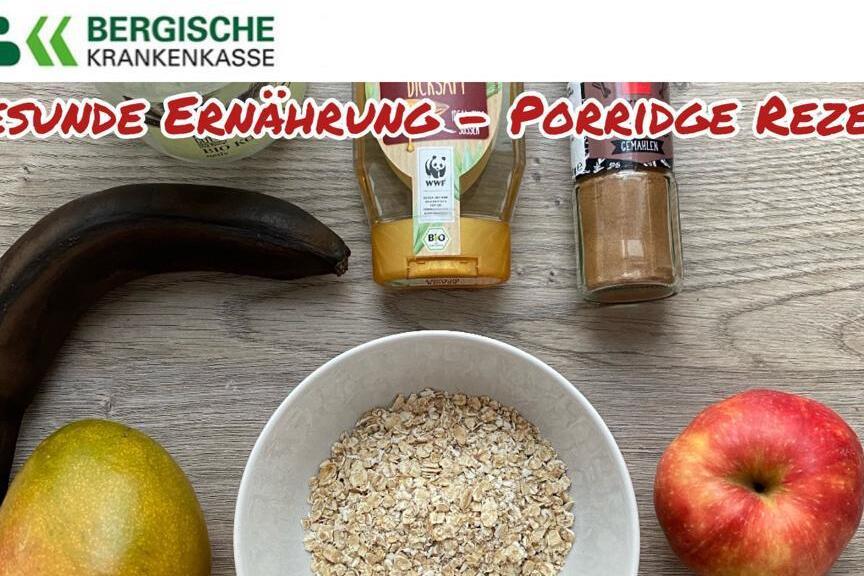 Grafik mit dem Titel &bdquo;Sei aktiv - bleib gesund!&ldquo; und Zutaten f&uuml;r Porridge: Haferflocken, Obst und Gew&uuml;rze auf Holzuntergrund.