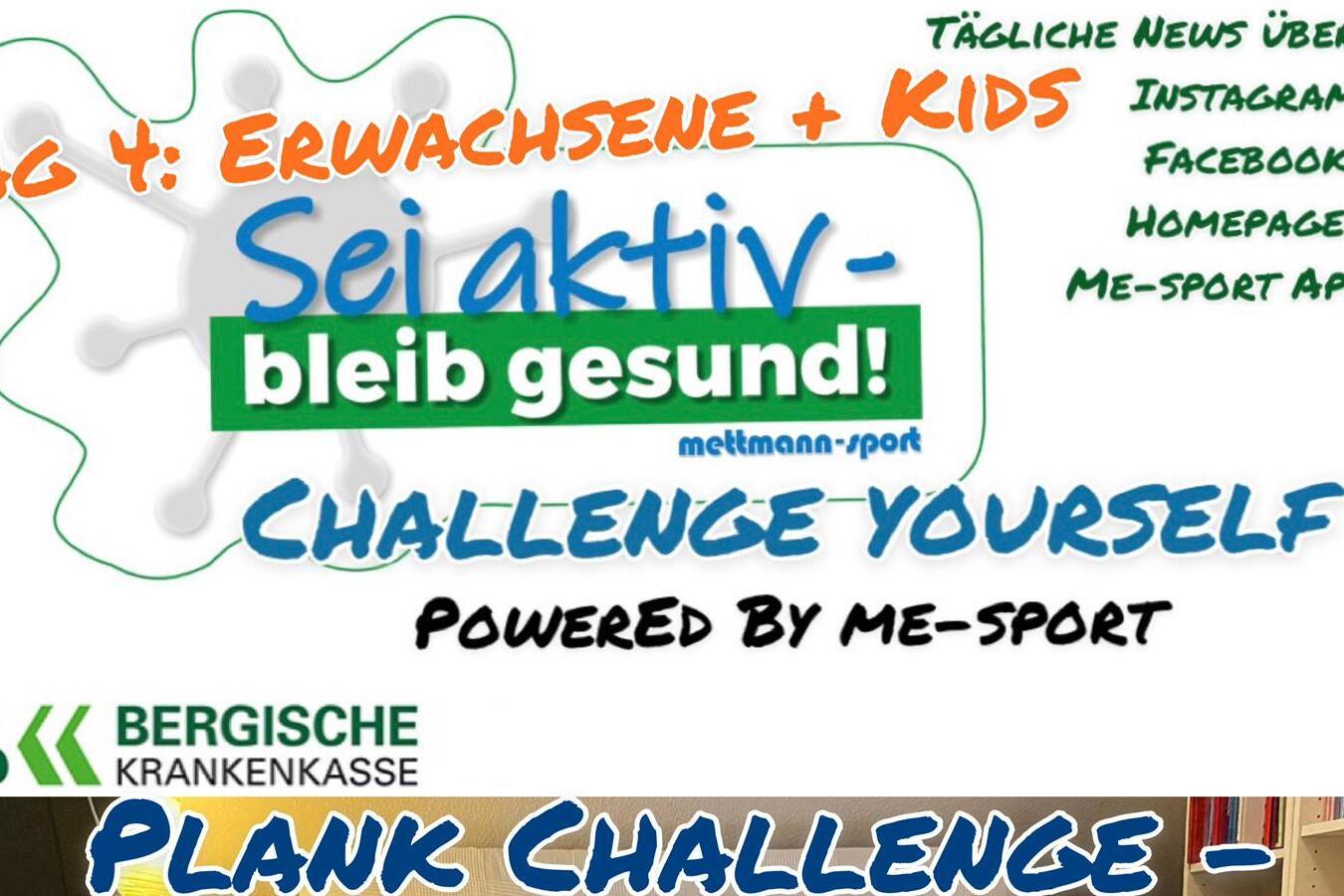 Frau in Sportkleidung hält die Plank-Position auf einem Teppich, während im Hintergrund eine Couch und Bücherregal sichtbar sind.