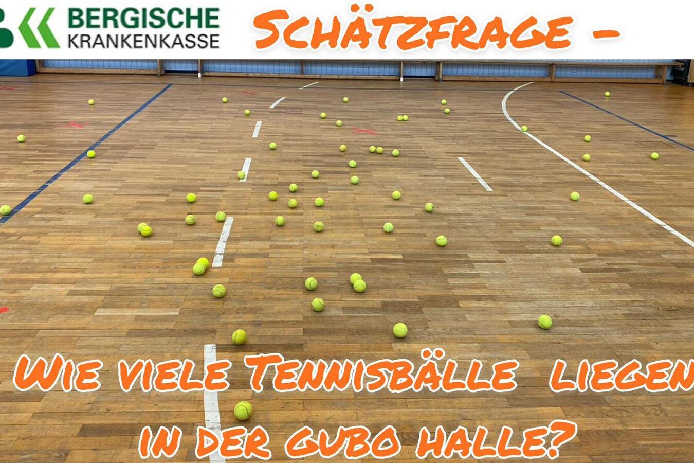 Tennisb&auml;lle liegen verstreut auf einem Holzfu&szlig;boden in einer Sporthalle, mit Fragen und Logos im oberen Bildbereich.
