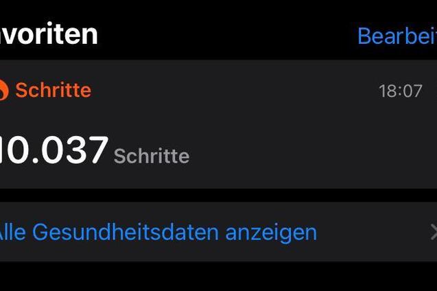 Anzeige der Schrittzahl: 10.037 Schritte um 18:07 in einer Gesundheitsdaten-App auf dunklem Hintergrund.
