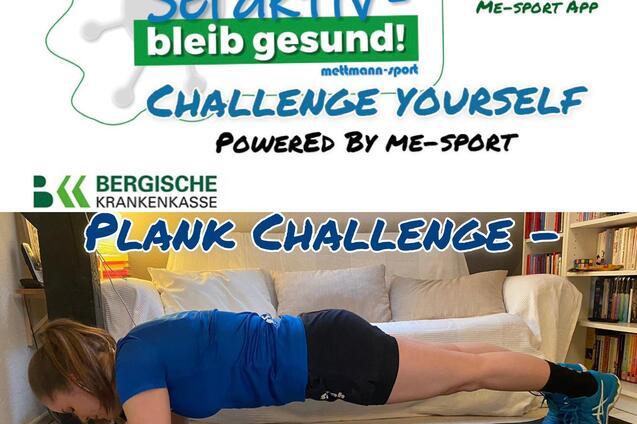 Frau in Sportkleidung hält die Plank-Position auf einem Teppich, während im Hintergrund eine Couch und Bücherregal sichtbar sind.