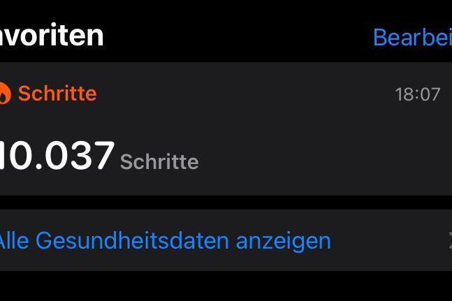 Anzeige der Schrittzahl: 10.037 Schritte um 18:07 in einer Gesundheitsdaten-App auf dunklem Hintergrund.