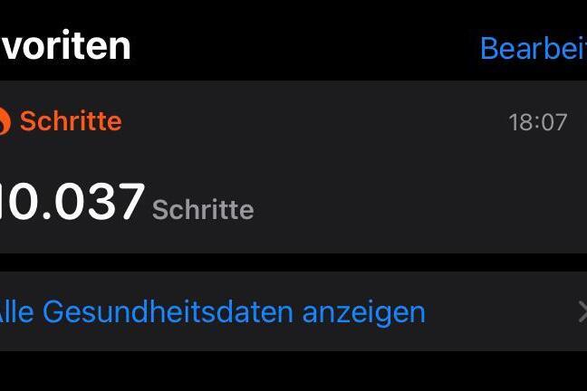 Anzeige der Schrittzahl: 10.037 Schritte um 18:07 in einer Gesundheitsdaten-App auf dunklem Hintergrund.