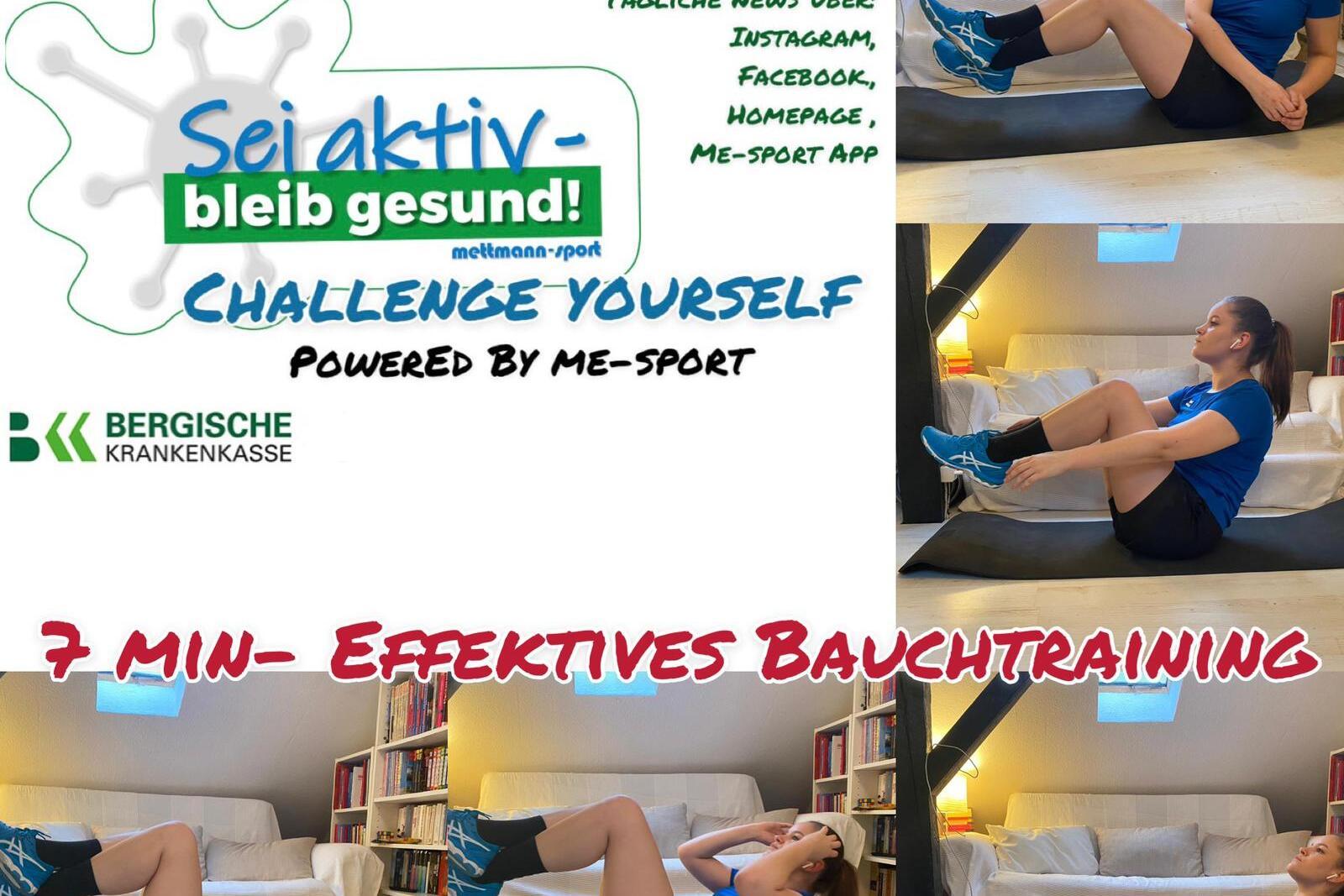 Frau in Sportkleidung demonstriert verschiedene Bauchübungen auf einer Fitnessmatte in einem Wohnzimmer.