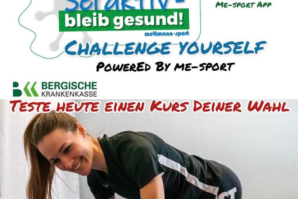 Junge Frau trainiert an einem Tisch, lächelt und liest eine Kursbeschreibung für einen Fitnesskurs.