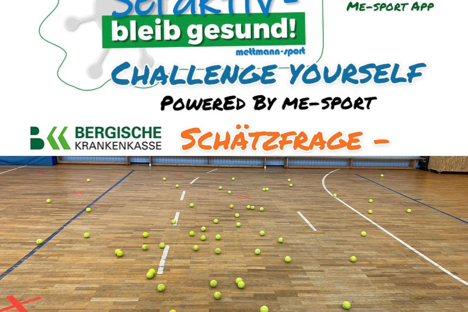 Tennisbälle liegen verstreut auf einem Holzfußboden in einer Sporthalle, mit Fragen und Logos im oberen Bildbereich.