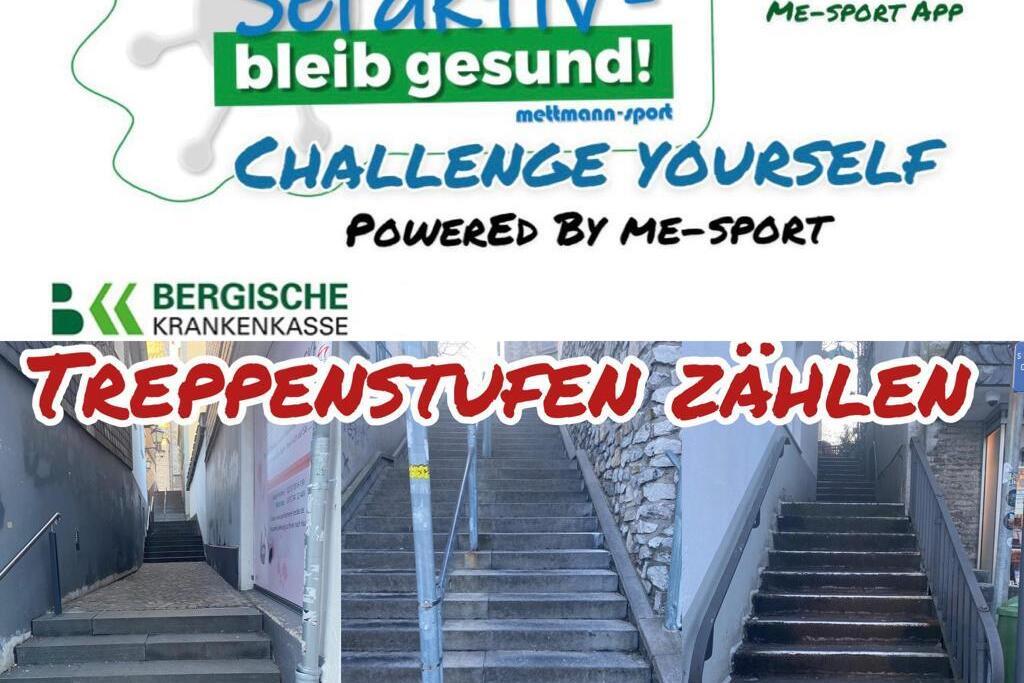 Grafik mit dem Text "Treppenstufen zählen" über zwei Bildern unterschiedlicher Treppen mit Geländer.