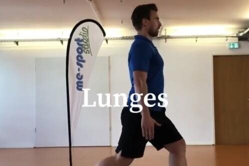 Mann in blauer Shirt f&uuml;hrt eine Ausfallschritt&uuml;bung auf einer Trainingsmatte in einem Fitnessraum aus.