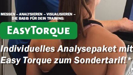 Nahaufnahme einer Person, die ein Analysegerät benutzt, mit dem Text "EasyTorque - individuelles Analysepaket zum Sondertarif".