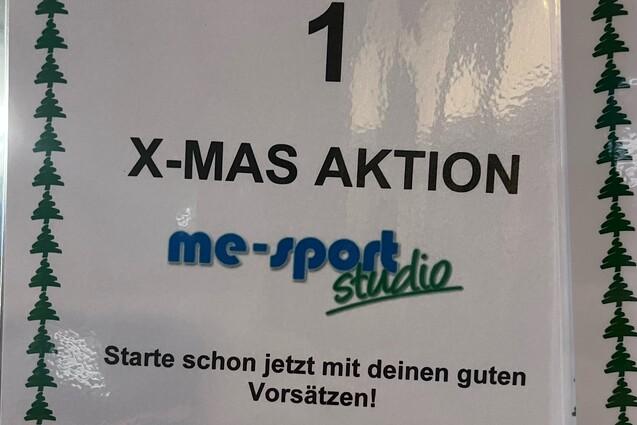 Informationsschild zur X-MAS Aktion mit Details zu Trainingsm&ouml;glichkeiten und Angeboten in einem Sportstudio.