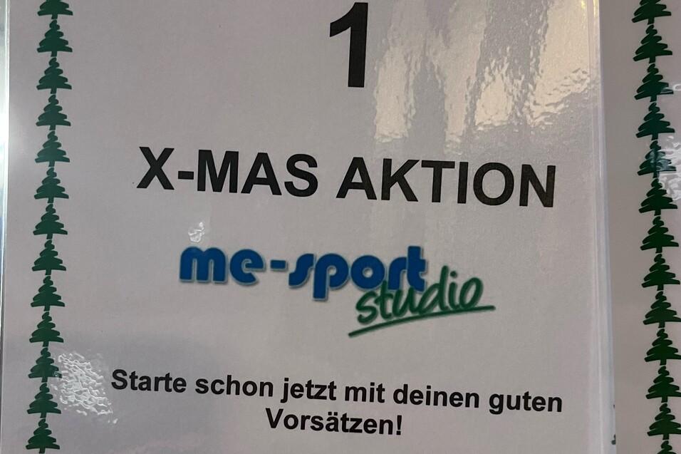 Informationsschild zur X-MAS Aktion mit Details zu Trainingsmöglichkeiten und Angeboten in einem Sportstudio.