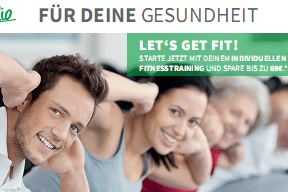 Gruppentraining im Fitnessstudio mit motivierten Teilnehmern, die Armübungen ausführen und lächeln.