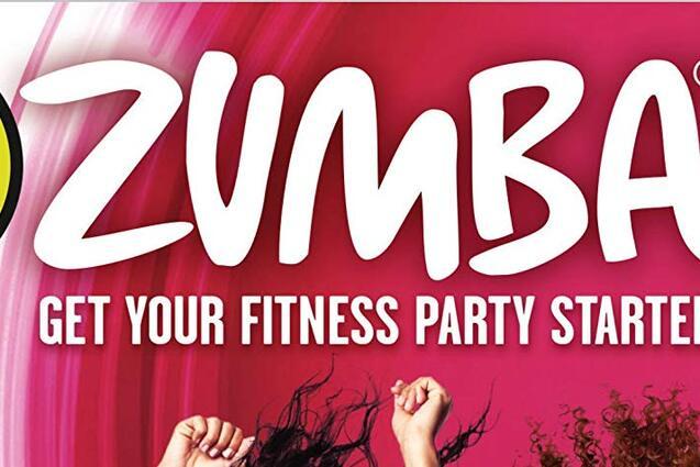 Drei fr&ouml;hliche Zumba-T&auml;nzer in Sportkleidung vor einem bunten Hintergrund, bereit f&uuml;r die Fitnessparty.