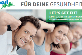 Gruppentraining im Fitnessstudio mit motivierten Teilnehmern, die Armübungen ausführen und lächeln.