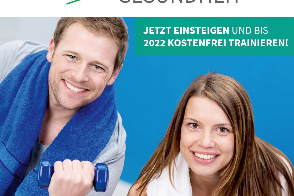 Paar mit Handgewichten lächelt in die Kamera, Handtücher um den Hals, vor blauem Hintergrund.