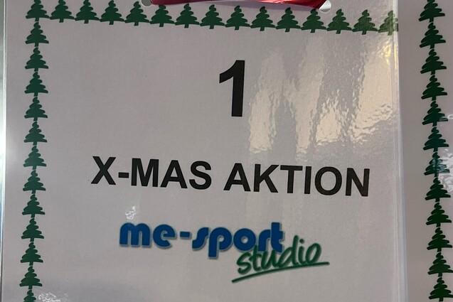 Informationsschild zur X-MAS Aktion mit Details zu Trainingsm&ouml;glichkeiten und Angeboten in einem Sportstudio.