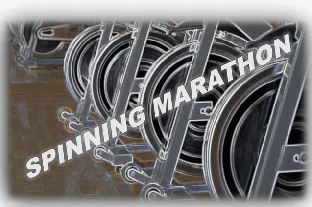Reihe von Spinning-Bikes in einem Fitnessstudio mit dem Schriftzug "SPINNING MARATHON".