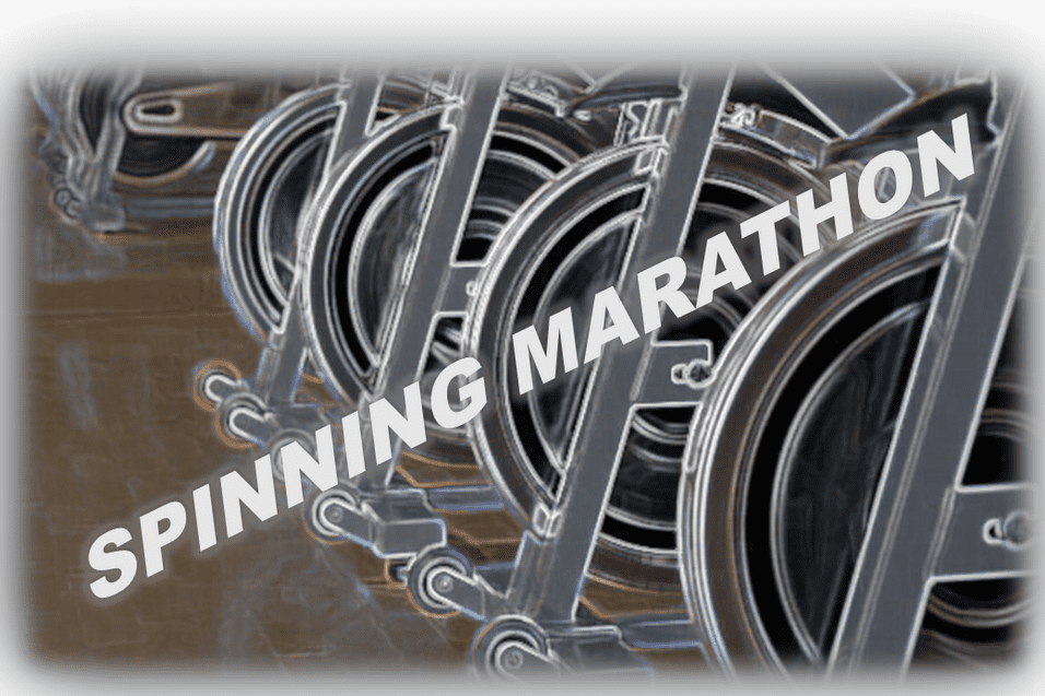 Reihe von Spinning-Bikes in einem Fitnessstudio mit dem Schriftzug "SPINNING MARATHON".